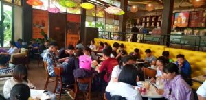 Kinh-nghiem-mo-quan-ca-phe-dong-khach-anh-nen