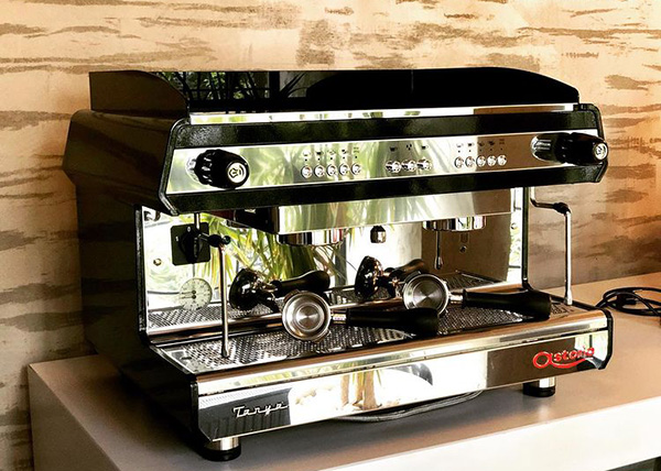 Hình ảnh máy pha cà phê Tanya 2 group được set up tại quán